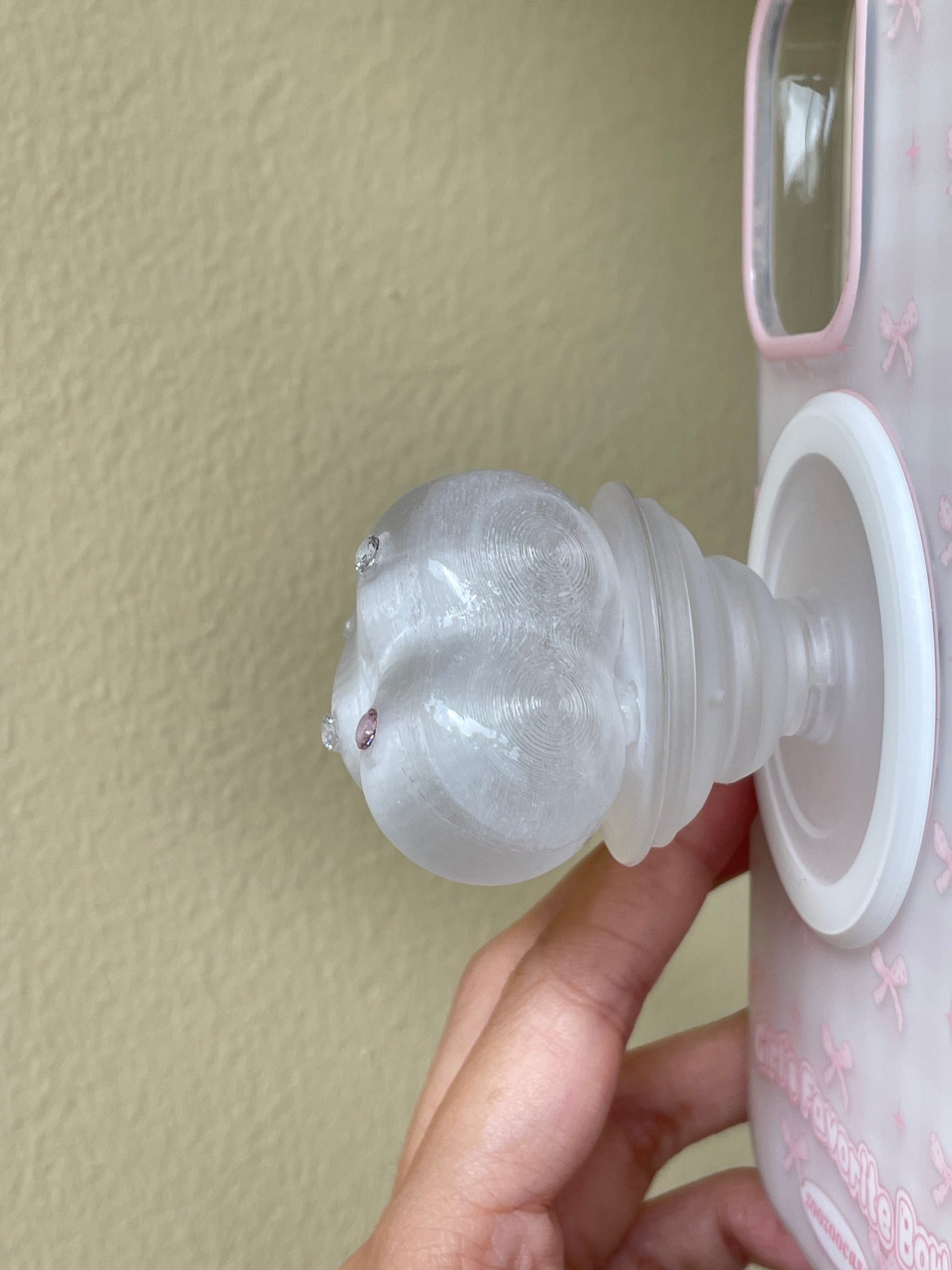 Cloud Magnetic Phone Grip side profile showing the expandable grip